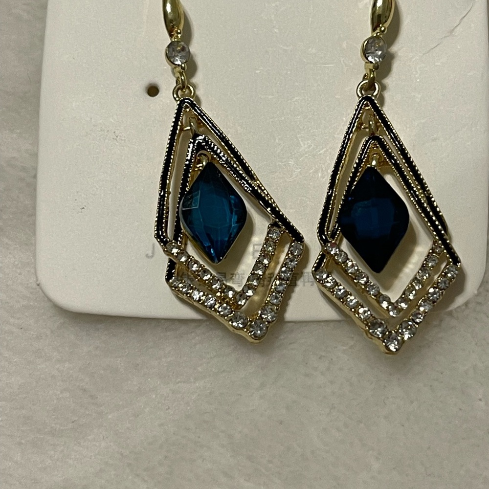 Beautiful NWOT pierced earrings. - Picture 6 of 6